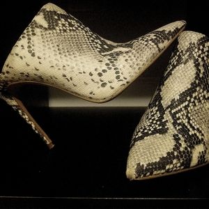 Super hot but also office classy ;) Madden pumps